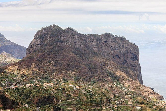 East Tour - Santana - Miradouro do Guindaste: sea air, valley views, and the Eagle’s Nest massif