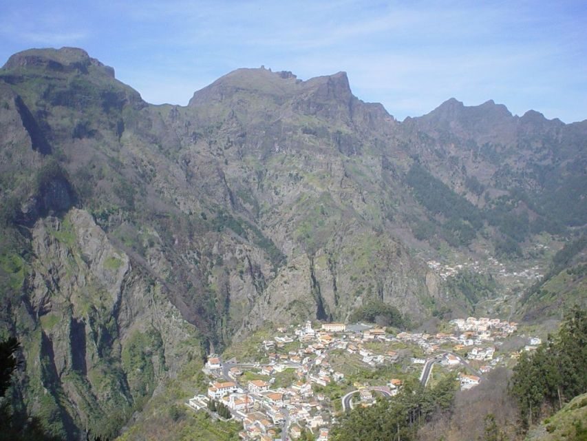 Funchal: Eira do Serrado Nun´s Valley viewpoint tuk tuk Tour - Câmara de Lobos Start: The Calm Setup Before the Climb