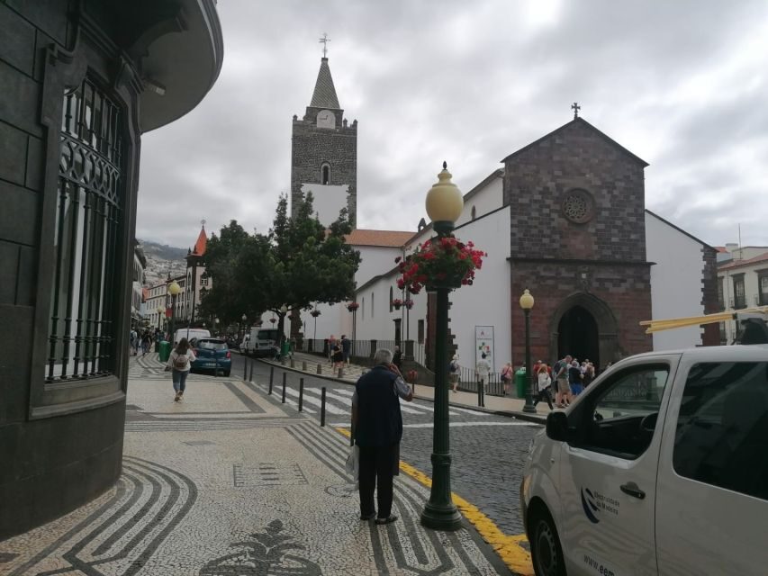 Funchal: Private Guided Tour of Historic Center by Tuk Tuk - The main stops: Mercado dos Lavradores, Cathedral, and City Hall