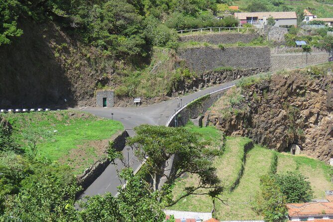 Half day jeep Wine tour and tasting, & sea cliff adventure - Who should book this jeep + wine and sea-cliff adventure?