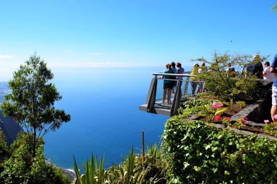 Madeira : Exorbitant West Tour - Madalena do Mar: banana plantation scenery with a quiet pace