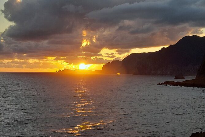 Madeira Full Day Tour West and East Island Top Highlights Tour - Stop 2: Santana palheiros and the thatched-roof town look