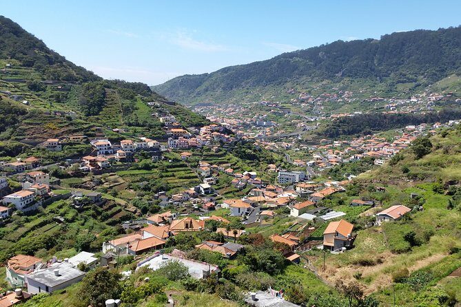 Maroços - Mimosa Valley - Maroços in the Mimosa Valley: a calm, guided levada walk from Funchal