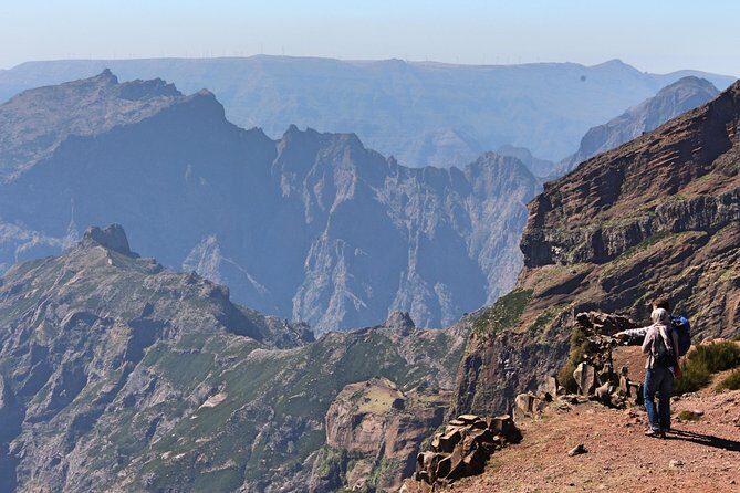 Pico do Areeiro to Pico Ruivo (PR 1) - Hiking Tour in Madeira - Pico do Areeiro: the start at 1818m and the first mood shift