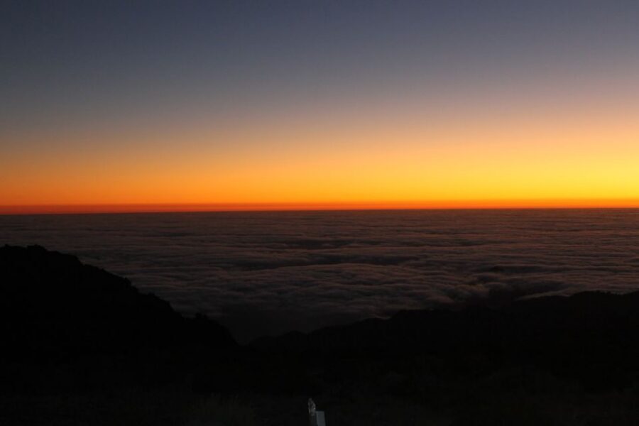 Pico do Arieiro: Private 4x4 Sunrise Trip with Hot Drinks - Pickup in Funchal or Caniço and the Comfort of a Private 4x4