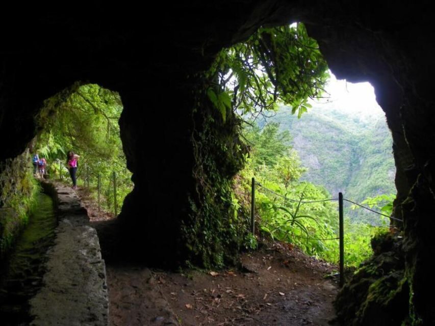 Queimadas Caldeirão Verde Walking tour with guide - The tunnels and waterfalls: where your photos should pause
