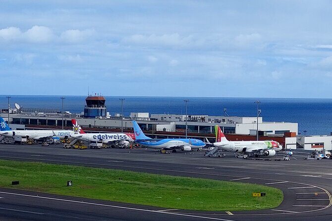 Transfer Privado e Confiável: Aeroporto → Funchal (ou vice-versa) - How pickup works: Arrivals Hall to your hotel zone (Santa Cruz, Caniço, or Funchal)